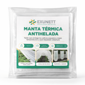 Manta antihelada cubriendo plantas en jardín contra heladas